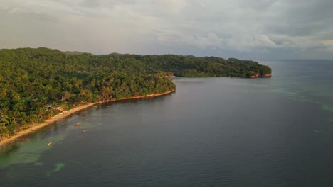 Idyllische-Tropische-Insel-Bei-Sonnenuntergang-Im-Mamangal-Beach-Resort,-Virac,-Catanduanes,-Philippinen