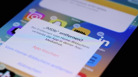 Desinstalar-La-Aplicación-Imdb-De-La-Tienda-De-Aplicaciones-Del-IPhone-Usando-El-Toque-Del-Dedo,-Cierre-Estático