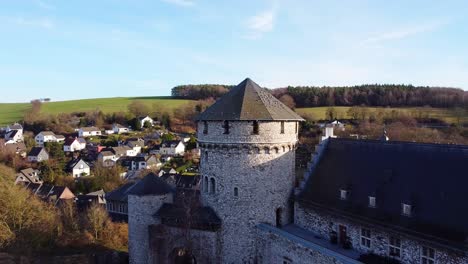 Toma-Aérea-Panorámica-De-La-Torre-Del-Castillo-Medieval-En-La-Tradicional-Ciudad-Alemana-De-Stolberg,-Renania.