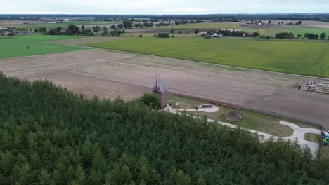 Vista-Aérea-Circulante-Sobre-El-Antiguo-Molino-De-Viento-Medieval-En-El-Campo-En-Polonia.