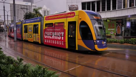 Sehen-Sie-Sich-Eine-Straßenbahn-An,-Die-Entlang-Des-Surfers-Paradise-Boulevard-Fährt,-Während-Schwere-Regenfälle-Und-Stürme-Weiterhin-Die-Goldküste-In-Anhaltenden-Stürmen-Und-Überschwemmungen-Treffen