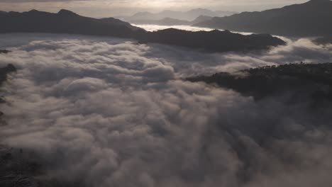 Vista-Aérea-De-Una-Niebla-Cinematográfica-En-El-Barranco-De-Los-Jilgueros