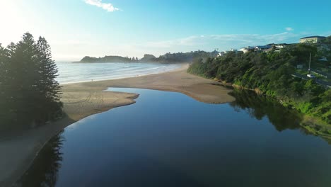 Drohne-Luftaufnahme-Terrigal-Sandstrand-Biegung-Lagune-See-Wasser-Ozean-Wellen-Vororte-Hauptstadt-Avoca-Zentralküste-Reise-Tourismus-Australien