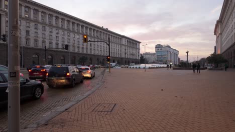 Abendverkehr-Auf-Dem-Nezavisimost-Platz,-Auch-Largo-Genannt