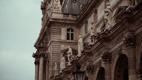 Statues-on-the-outside-of-the-Musem-du-Louvre-building-in-Paris-France