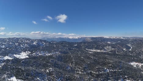 Drohnenansicht-Der-Landschaft-Im-Winter,-Schneebedecktes-Land