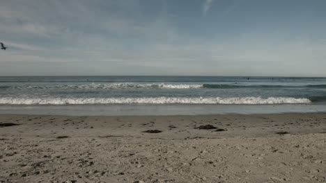 A-view-of-ocean-waves-at-a-beach-in-Cardiff,-California,-near-San-Diego