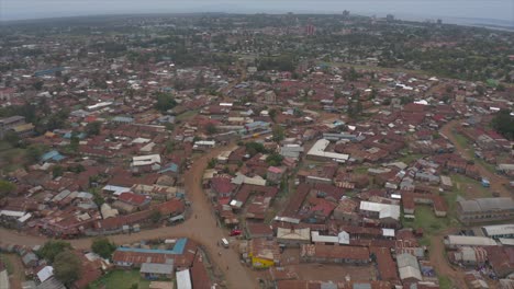 Eine-Drohnenaufnahme-Einer-Wohnsiedlung-Namens-Nyalenda-In-Kisumu,-Die-Viele-Häuser-Mit-Verrosteten-Blechdächern-Und-Das-Straßennetz-Zeigt