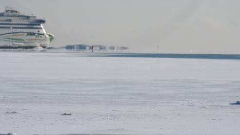 Ostseefähre:-Tallink-Shuttle-Schiff-Fährt-Auf-Winterlichem-Ozean