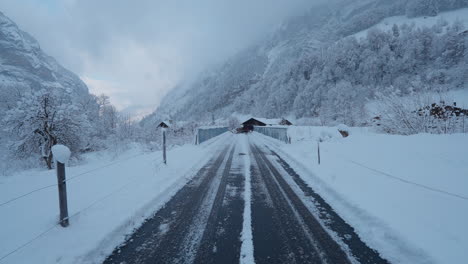 Paseo-Pov-En-La-Nevada-Lauterbrunnen,-Suiza,-Que-Muestra-El-Encanto-Del-Invierno-Con-Nieve-Que-Cae-Y-Majestuosas-Vistas-A-Las-Montañas-En-El-Valle