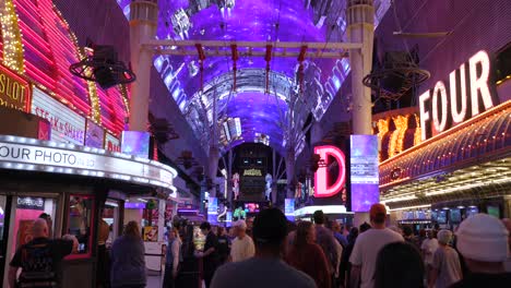 POV-Caminando-Por-La-Iluminada-Calle-Freemont-En-Las-Vegas-Absorbiendo-La-Atmósfera