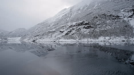 Zeitlupen-POV-Einer-Winterfahrt-Mit-Der-Fähre-Im-Geirangerfjord-Nach-Geiranger,-Norwegen,-Mit-Schneebedeckten-Bergen-Und-Bezaubernder-Aussicht-Auf-Den-Fjord