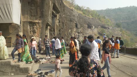 Touristen-In-Den-Ajanta-Höhlen,-In-Den-Fels-Gehauene-Buddhistische-Höhlenmonumente