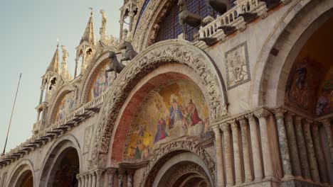 Basilica-di-San-Marco-,-the-cathedral-church-of-Venice-in-the-morning-light,-most-famous-landmark-in-the-city