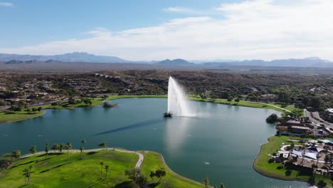 Dolly-Aéreo-Panorámico-A-Fountain-Hills,-Arizona,-Lago-Con-Agua-Proyectando-Sombra-Debajo