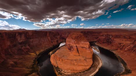 Horseshoe-Bend,-famous-river-bend-canyon-at-Colorado-River,-near-Grand-Canyon,-Arizona