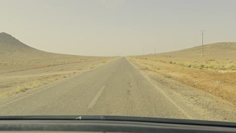 POV-Einer-Karawane,-Die-Auf-Einer-Geraden-Wüstenstraße-In-Merzouga-In-Marokko-Unterwegs-Ist