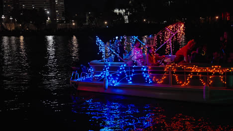 La-Gente-En-La-Lancha-Iluminada-Decorada-Por-La-Noche,-Tampa-Christmas-Boat-Parade-Florida