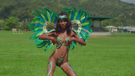 En-Medio-De-Los-Ritmos-Palpitantes-De-La-Música-Del-Carnaval-De-Trinidad,-El-Espíritu-De-Una-Joven-Brilla-En-Su-Colorido-Atuendo.