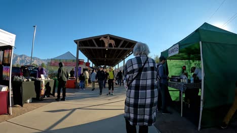 POV---Spaziergang-Durch-Die-Pavillons-Des-Bauernmarkts,-Auf-Dem-Sich-Bauern,-Viehzüchter-Und-Lebensmittelhändler-Aus-Südarizona-Treffen