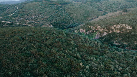 Buracas-Tal-In-Portugal,-Zeitlupen-Langstrecken-Drohnenaufnahme