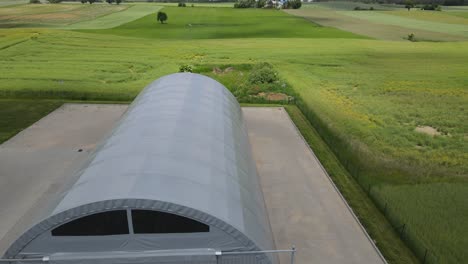 Flug-Durch-Lager-Gewölbte-Halle-Lagerhalle-Produktionsgebäude-Solarpanel