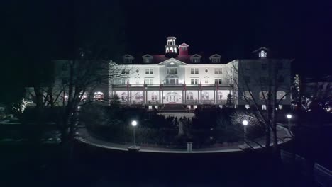 La-Retirada-Aérea-Alucinante-Vuela-Entre-Los-árboles-Que-Se-Alejan-Del-Antiguo-Hotel-De-Paredes-Blancas-Por-La-Noche