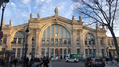 Statische-Aufnahme-Von-Touristen-Am-Gare-Du-Nord-An-Einem-Sonnigen-Tag-In-Frankreich,-Paris