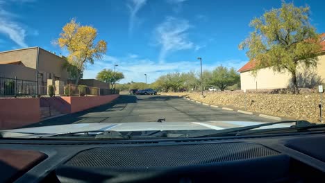 POV:-Conduciendo-Por-Uno-De-Los-Muchos-Estacionamientos-En-Un-Pueblo-Histórico-Con-Muchas-Galerías-De-Arte.