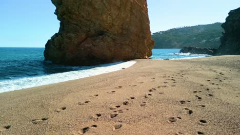 En-Medio-Del-Mar-Playa-De-Illa-Roja-En-La-Costa-Brava-De-Girona-Hermoso-Día-Soleado