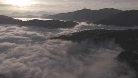 Escena-Al-Revés-Con-Hermosa-Niebla-Y-Montañas-Del-Barranco-De-Los-Jilgueros