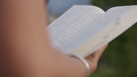 Women-reading-the-bible-outdoors