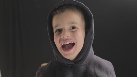 Niño-Pequeño-Sonriendo-Y-Mostrando-Diferentes-Reacciones-Faciales-A-La-Cámara-Mientras-Hace-Un-Casting-De-Película-Y-Una-Prueba-De-Cámara-Filmada-En-4k