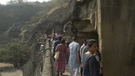 Multitud-De-Turistas-En-Las-Cuevas-De-Ajanta-De-La-época-Medieval