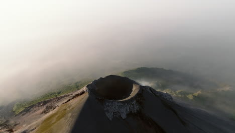 Drone-Volando-Hacia-El-Cráter-Del-Volcán-Activo-De-Fuego-En-Guatemala-Durante-El-Amanecer