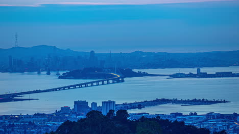 Vista-Del-Mirador-Del-Puente-De-La-Bahía-Y-Las-Luces-De-La-Ciudad-Encendiéndose,-Timelapse-Del-Crepúsculo