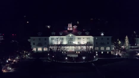 Aerial-ascend-tilt-down-to-establish-colonial-iconic-style-hotel-at-night