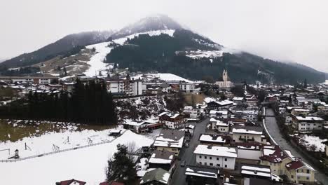 Municipio-De-Kirchberg-En-Los-Alpes-Austriacos,-Vista-Aérea-De-Drones