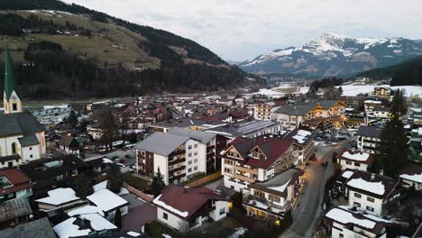 Lokale-Gebäude-Und-Kirche-Der-Stadt-Kirchberg,-Luftaufnahme