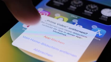Deinstallieren-Der-Prime-Video-App-Aus-Dem-App-Store-Des-IPhone-Per-Fingerberührung,-Statische-Nahaufnahme