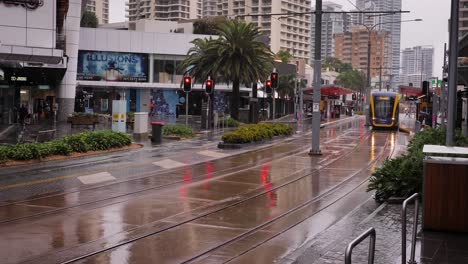 Blick-Auf-Eine-Straßenbahn-An-Einer-Station-Entlang-Surfers-Paradise-Blvd-Als-Schwerer-Regen-Und-Stürme-Weiterhin-Peitschen-Die-Gold-Coast-In-Anhaltenden-Stürmen-Und-Überschwemmungen