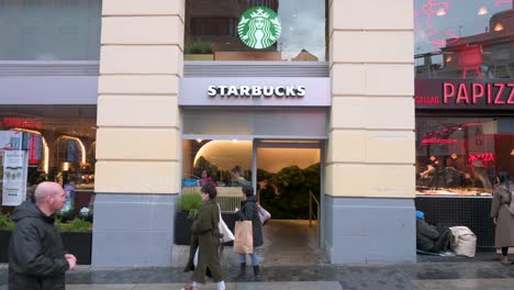 Fußgänger-Gehen-An-Der-Starbucks-Kaffeemaschine-Der-Amerikanischen-Multinationalen-Kette-In-Spanien-Vorbei