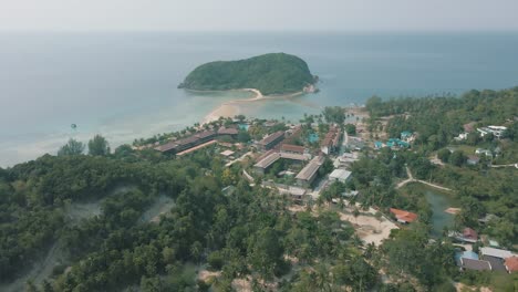 Zeitlupen-Drohnenaufnahmen-Eines-Resorts-An-Der-Küste-Von-Koh-Phangan,-Thailand