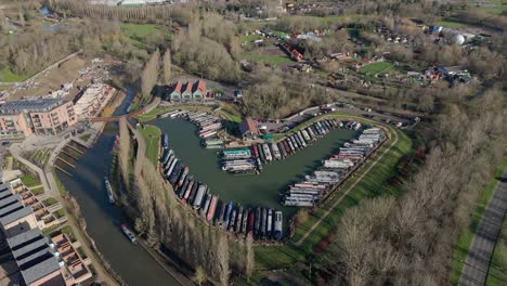 Una-Vista-Aérea-Del-Puerto-Deportivo-De-Campbell-Wharf-Y-Las-Barcazas-Amarradas-En-Una-Soleada-Mañana-De-Invierno-En-Milton-Keynes,-Buckinghamshire,-Reino-Unido