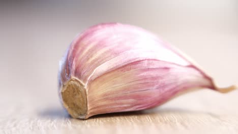 Knoblauch-Kommt-Vor-Der-Kamera,-Geringer-Fokus,-Tiefenschärfe,-Seltsame-Nahaufnahme