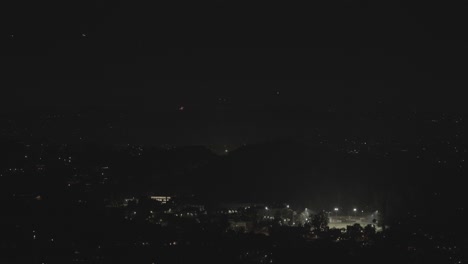 Los-Fuegos-Artificiales-Se-Disparan-Continuamente-Alrededor-De-Un-Estadio-En-La-Oscuridad.