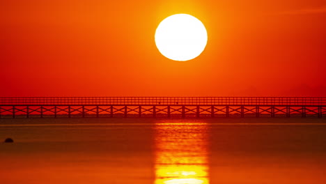 De-Cerca-El-Lapso-De-Tiempo-Del-Amanecer-En-La-Playa-Mar-Sol-Reflexión-Cielo-Naranja