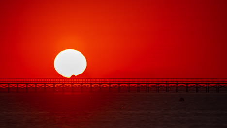 Wunderschöner-Sonnenaufgang-über-Dem-Meerwasser,-Großer-Heller-Goldener-Sonnenaufgang,-Klarer-Himmel