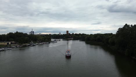 Touristenboot,-Das-Auf-Dem-See-Segelt,-Luftaufnahme,-Wegfliegen,-Totale