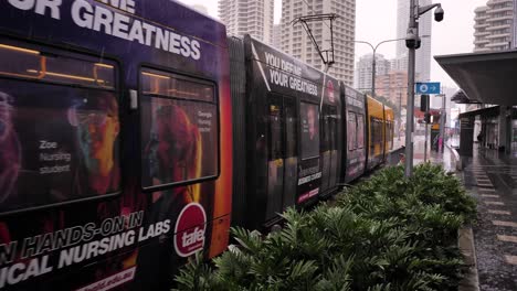 Sehen-Sie-Sich-Eine-Straßenbahn-An,-Die-Entlang-Des-Surfers-Paradise-Boulevard-Fährt,-Während-Schwere-Regenfälle-Und-Stürme-Weiterhin-Die-Goldküste-In-Anhaltenden-Stürmen-Und-Überschwemmungen-Treffen